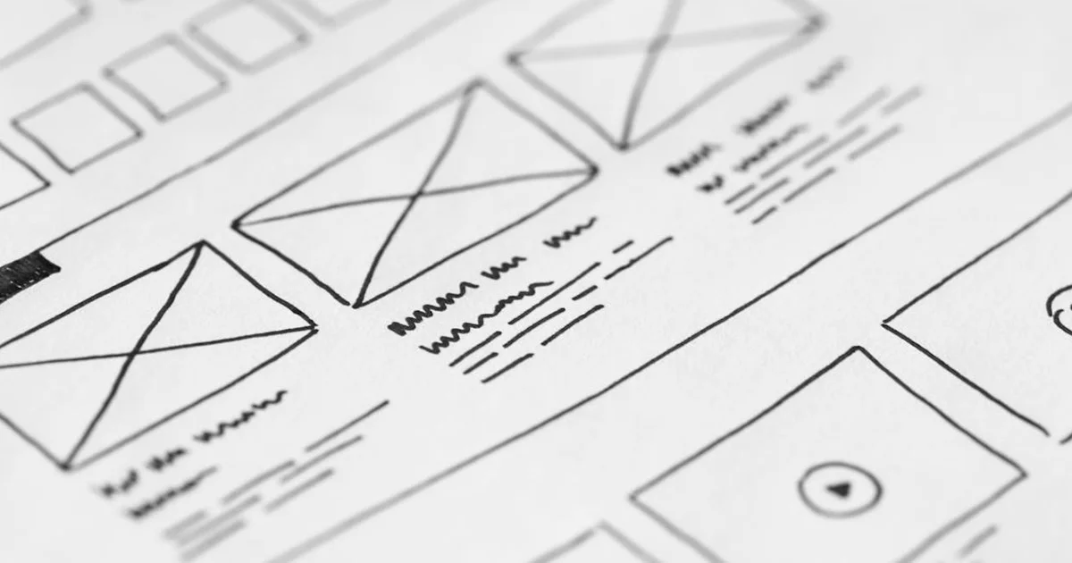 Illustration comparant deux approches du web design moderne : à gauche une interface minimaliste épurée avec des formes simples et des tons neutres, à droite un design expressif avec des formes dynamiques, des couleurs vives et une composition créative.