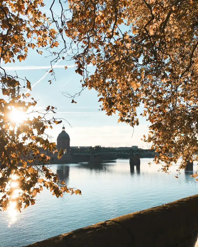 La Garonne en automne et le dôme de la Grave, à Toulouse