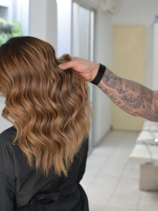 Balayage caramel sur cheveux ondulés