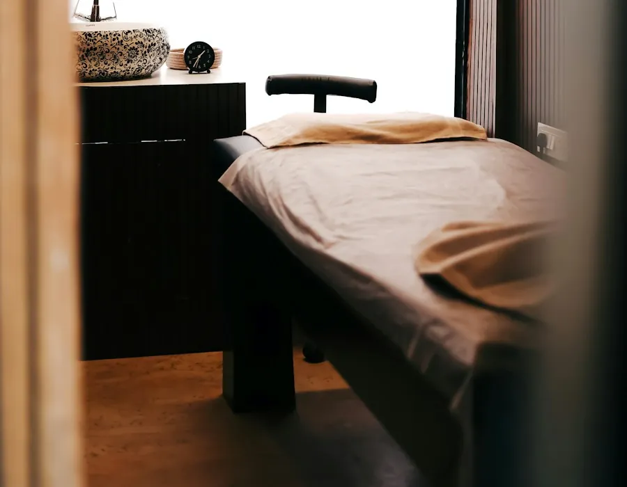 Une cabine de soin, lumière douce