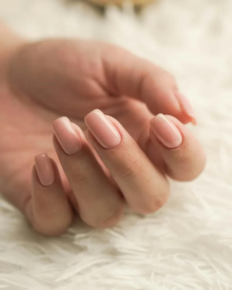 Ongles nude en vernis semi-permanent