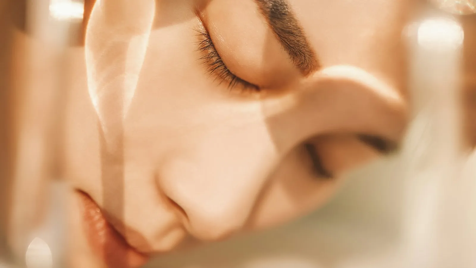 Visage détendu, lumière chaude