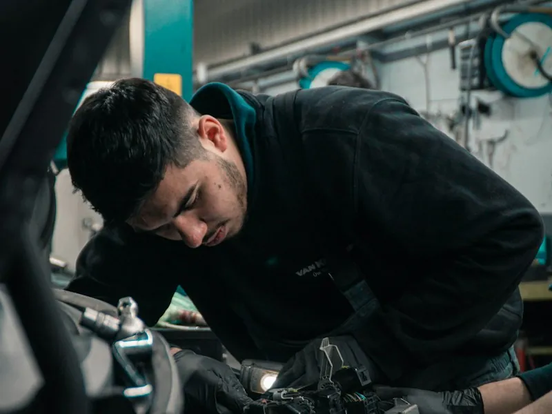 Mécanicien penché sur un moteur
