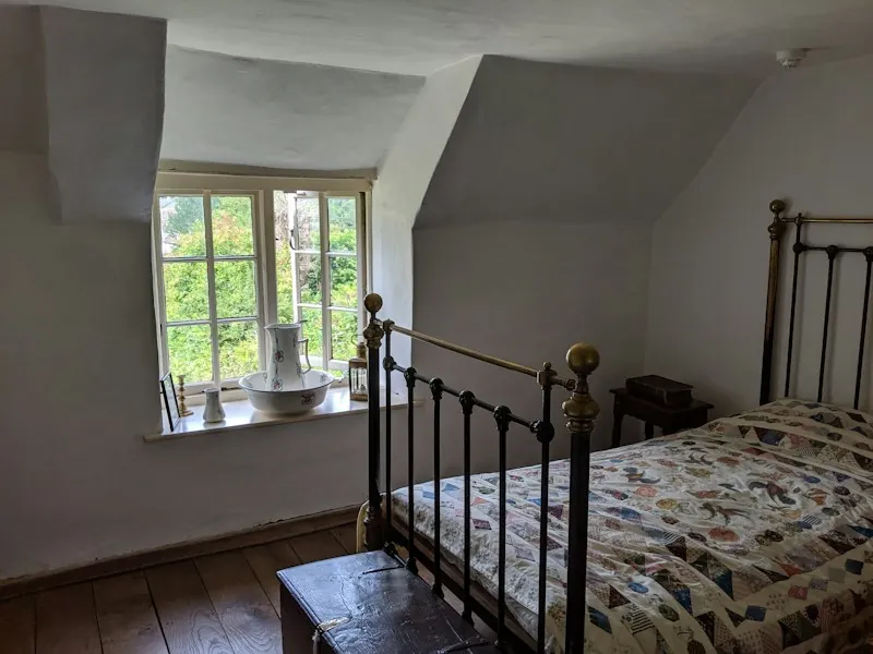Chambre Tournesol : lit en fer forgé sous les toits