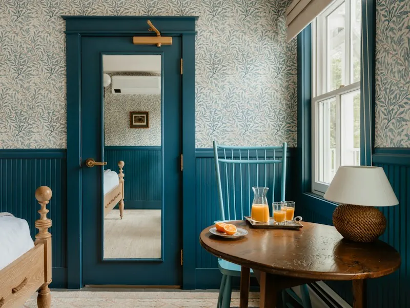 Chambre Pastel : boiseries bleues et petit salon