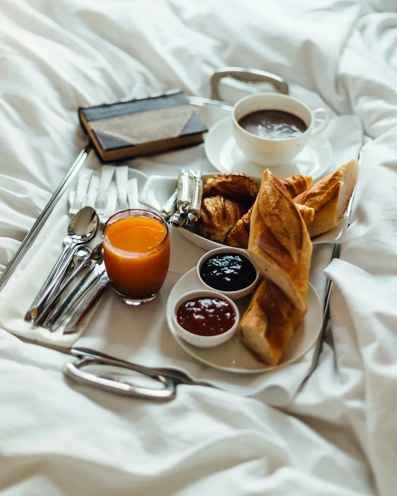 Plateau de petit-déjeuner : viennoiseries, confitures et jus d'orange