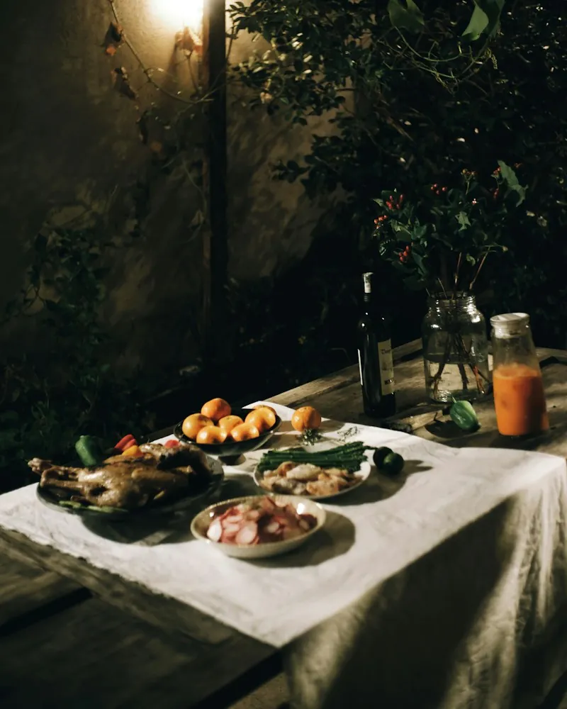 Table dressée dans le jardin à la tombée du jour