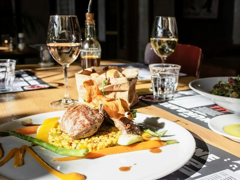 Table dressée avec plats du jour et verres de vin