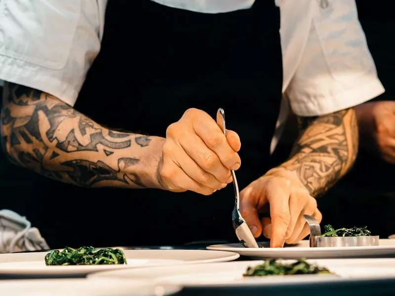 Le chef dresse une assiette en cuisine
